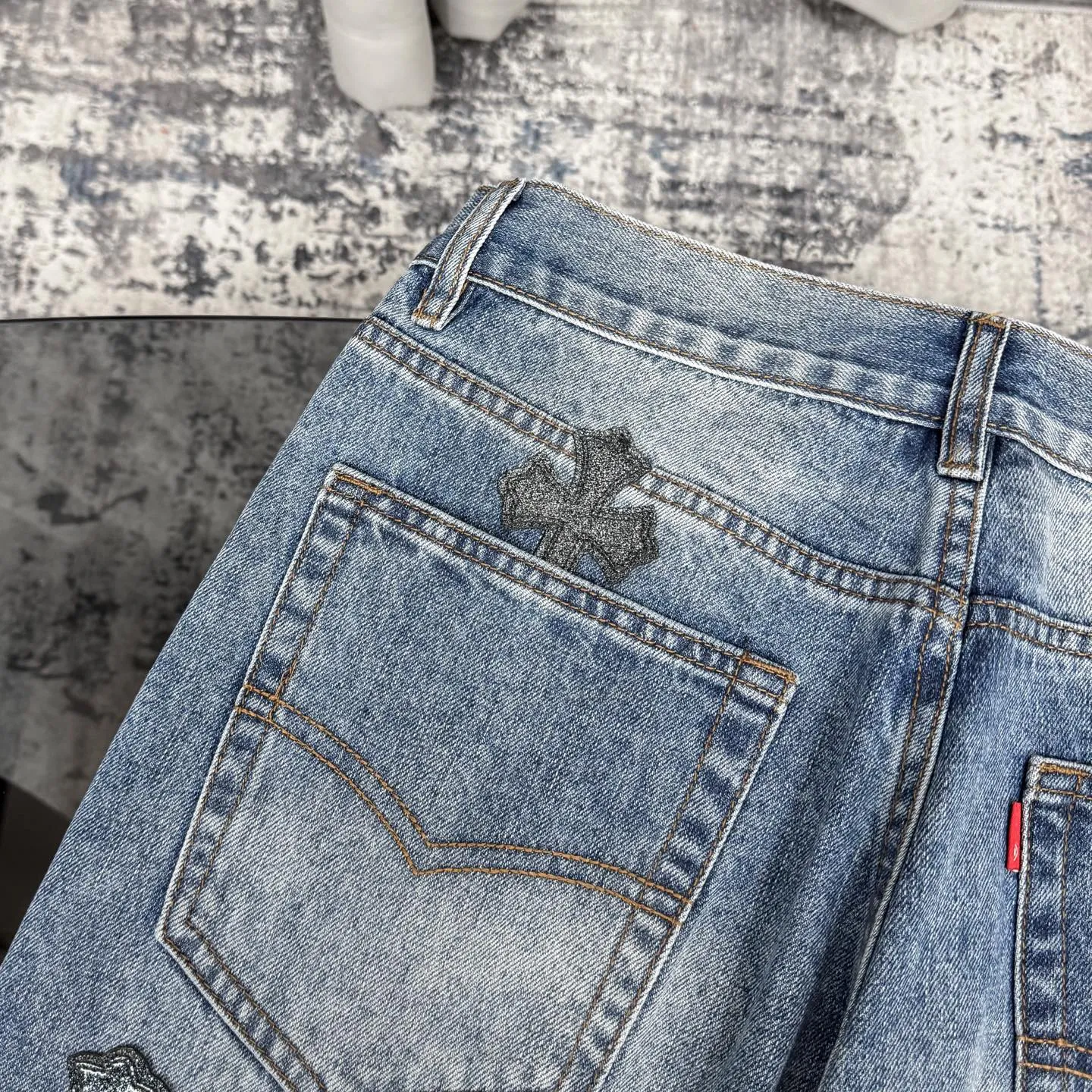 P260 Chromehearts washed blue starry sky crocodile patch leather jeans adopt starry sky theme leather elements, mostly presented in the shape of a cross, with glitter on the leather surface. Unique design, simple and elegant details, exquisite workmanship, the entire trousers are neatly routed, and the details are in place! Ceiling-level jeans, a pair that is hard to find at the counter. About Zangyin, this is an extremely luxurious fashion brand that can also be called the aristocrat of the high street. It has always been an exclusive brand for some hipsters or the rich second generation. It is more luxurious and noble than ordinary high streets. It is more fashionable and individual than luxury brands. Top heavy industry fashion design has always been created in high street luxury style. Speaking of this style, Zangyin family and GU family are definitely the leading representative brands, especially the Zangyin family's creation of high street style. It has really achieved a state-of-the-art effect. The color system of this model is made of unique washed materials. It is already quite eye-catching. It is decorated with pink patchwork cross flowers, which cleverly highlights the charm of the brand. Secondly, this model adopts a classic high-waist cutting design, which highlights the long legs and fashionable temperament of the upper body. The brand is highly recognizable and the slim-fitting configuration is more suitable for daily wear. Personality, fashion, and specification interpretation are all at a glance. Needless to say, materials and craftsmanship. As an excellent craftsman brand, Zangyin’s requirements for details and craftsmanship are really perfect. The washed color of this model has gone through a lot of processes, not to mention the embellishment of the denim appliqués. It is also purely hand-made and sewn. Just like what they believe in, only hand-made things have soul and have the meaning of wearing. A top-notch heavy-duty fashionable denim item. Recommended by both hands. Size: 28/30/32/34/36 Waist: 73/78/83/88/93 Knee: 52/53.5/55/56.5/58 Pants length: 100/102/104/106/108